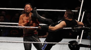 Kevin Owens golpe a Nakamura durante su combate.