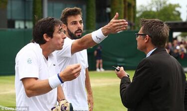 Men's doubles pair sit down protest after pee break denied
