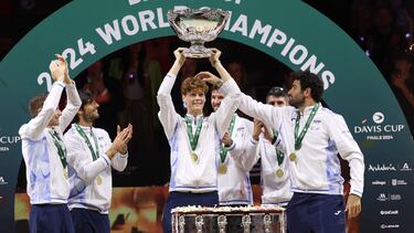 Jannik Sinner levanta la Ensaladera en Málaga rodeado de sus compañeros del equipo de Italia.