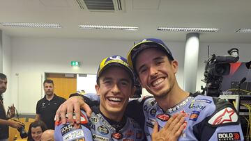 Los Márquez en la sala de prensa de Sachsenring tras su primer podio juntos.
