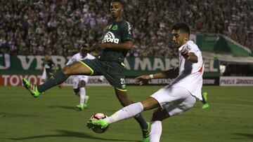 BRA02. CHAPECÓ (BRASIL), 18/04/2017.- Kevin Ramírez (d) de Nacional disputa el balón con Luiz Otávio (i) de Chapecoense hoy, 18 de abril de 2017 durante partido disputado por la Copa Libertadores en la Arena Condá en la ciudad de Chapecó, Brasil. EFE/RENATO PADILHA