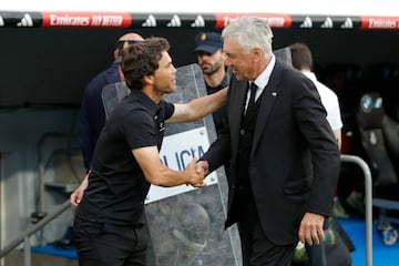 El entrenador del Almería, Rubi y el entrenador del Real Madrid, Carlo Ancelotti, se saludan antes del inicio del encuentro. 