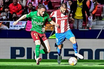 El defensor español de Granada Quini lucha por el balón con el centrocampista belga del Atlético de Madrid Yannick Ferreira-Carrasco