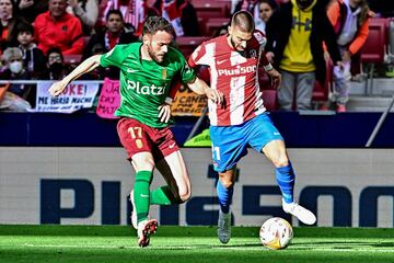 El defensor espa?ol de Granada Quini lucha por el bal¨®n con el centrocampista belga del Atl¨¦tico de Madrid Yannick Ferreira-Carrasco