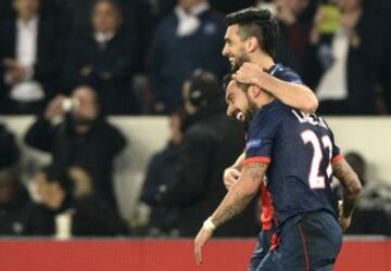Delantero argentino Ezequiel Lavezzi celebra con el centrocampista argentino Javier Pastore después de anotar el 2-1 para el PSG