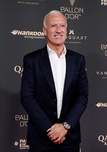 El entrenador francés Didier Deschamps posa antes de la ceremonia de entrega del Balón de Oro 2025.