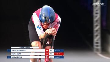 As赤 qued車 el casco de K邦ng tras sufrir el impacto contra las vallas mientras compet赤a. Imagen: Eurosport.