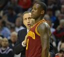 No acaban los líos: Waiters se ausentó del himno en Utah