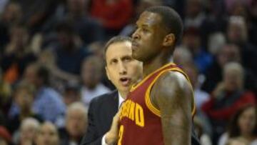 Dion Waiters escucha las indicaciones de su entrenador, David Blatt.