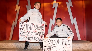 Samuel y Mario, con sus sudaderas.