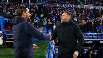 GETAFE (MADRID), 28/11/2025.- El entrenador del Elche Eder Sarabia (dcha) saluda al del Getafe, José Bordalás, antes del partido de LaLiga que les enfrenta este viernes en el Coliseum. EFE/Juanjo Martín