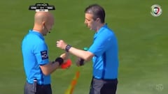 La curiosa tarjeta roja de un árbitro: ¡a su juez de línea!