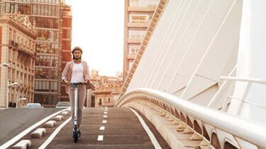Llega a tu destino con seguridad en este patinete eléctrico que se conecta con tu móvil