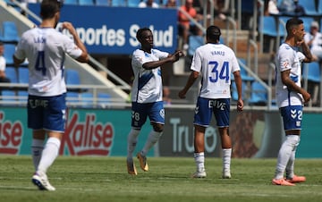 El Tenerife sigue sin ganar, pero al menos rescat un punto con un gol de Diarra (mximo artillero del equipo insular con dos tantos) a seis minutos para el final. El Sporting se las prometa felices hasta que el centrocampista remat dentro del rea y con la cabeza, un baln llovido. El cabezazo supero por alto a Rubn Y?ez.