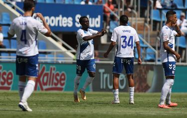 El Tenerife sigue sin ganar, pero al menos rescató un punto con un gol de Diarra (máximo artillero del equipo insular con dos tantos) a seis minutos para el final. El Sporting se las prometía felices hasta que el centrocampista remató dentro del área y con la cabeza, un balón llovido. El cabezazo supero por alto a Rubén Yáñez.