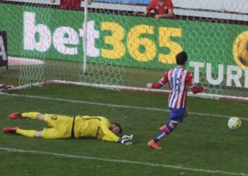 Carlos Castro marca el 2-1.