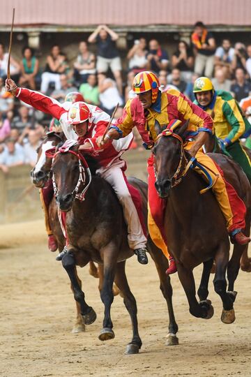 El vencedor de este Palio ha sido el jinete de la contrada "Giraffa" Giovanni Atzeni, conocido como "Tittia", con su caballo Tale. (En la imagen el jinete de color rojo y blanco).