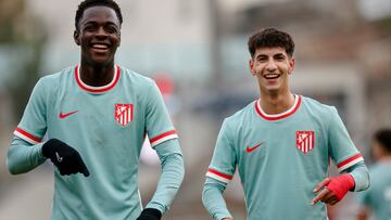 Omar Janneh y Rayane Belaid celebran un gol al Sparta Praga.