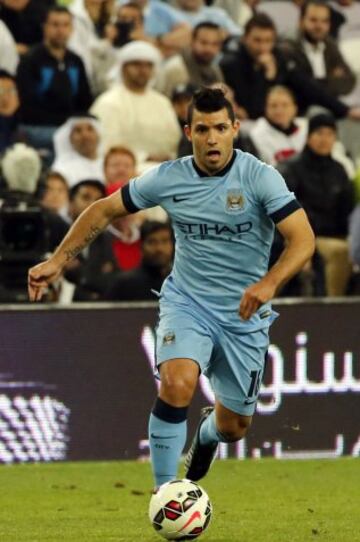 Manchester City's Argentinian striker Sergio Aguero (C) dribbles with the ball during their friendly football match against Hamburg at the Hazza Bin Zayed stadium in Al-Ain on January 21, 2015. AFP PHOTO / KARIM SAHIB