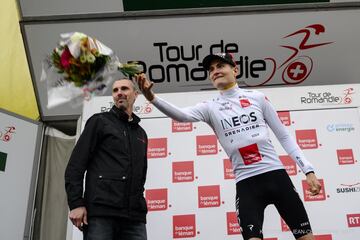 Carlos Rodríguez tira las flores con el maillot de mejor joven. 