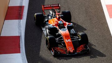 Fernando Alonso con el McLaren en Abu Dhabi.