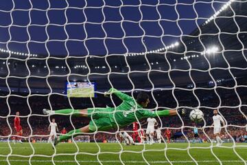 Courtois evita el gol de Mané con esta estirada.