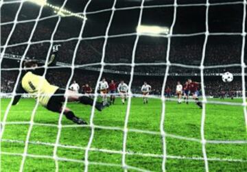 En esta Eurocopa se estrenaba Miguel Muñoz como entrenador. En la fase de grupos antes de ir a Francia, España se complicó las cosas al perder el penúltimo partido ante Holanda. Nadie confiaba en los españoles, pero llegó el histórico 12-1 a Malta...
Contra Holanda en casa ganaron por la mínima con un gol de Señor de penalti.