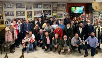 Los pe&ntilde;istas de la pe&ntilde;a madridista de Santo Domingo de la Clazada posan en su sede social junto al veterano Agust&iacute;n.