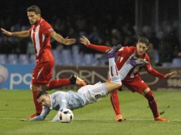 El jugador del Celta de Vigo Iago Aspas, pugna por un balón con el jugador del Sevilla Escudero, durante el partido de vuelta de la semifinal de la Copa del Rey