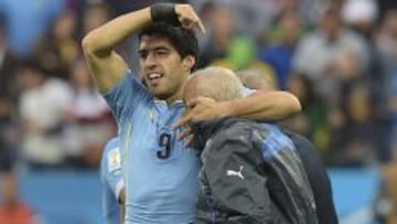 Luis Suárez señala a Ferreira tras marcarle a Inglaterra.