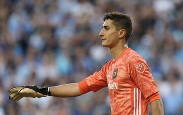 Nació en la Ciudad de México. A los 9 años se fue a probar con las Chivas de Guadalajara, los dejó al cumplir 14 y se fue a probar suerte a la Real Sociedad.
