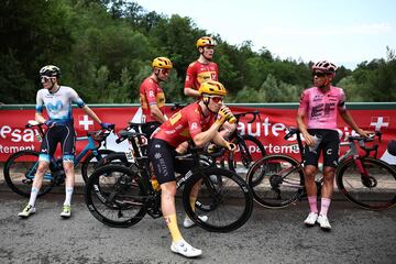 Ciclistas del pelotón espectantes tras la detención de la carrera debido al accidente masivo en el que cayeron al suelo más de 30 ciclistas.