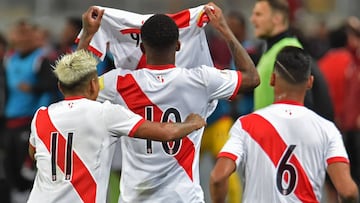 (L to R) Peru&#039;s Raul Ruidiaz, Jefferson Farfan and Miguel Trauco show a number nine jersey in support of their suspended teammate Paolo Guerrero, during their 2018 World Cup qualifying play-off second leg football match against New Zealand in Lima, Peru, on November 15, 2017. / AFP PHOTO / LUKA GONZALES