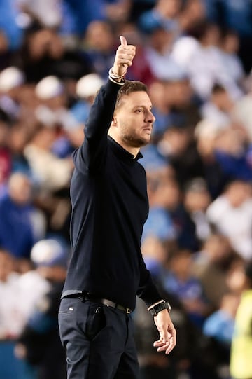 AME2352. CIUDAD DE MÉXICO (MÉXICO), 30/11/2024.- El entrenador de Cruz Azul, Martín Anselmi da indicaciones este sábado, durante un partido de vuelta de cuartos de final del Torneo Apertura MX, entre Cruz Azul y Tijuana, en el Estadio Ciudad de los Deportes en Ciudad de México (México). EFE/ José Méndez
