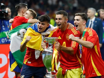 Los jugadores internacionales del Barcelona, Pedri, Ferran Torres y Gavi, celebran el triunfo con el trofeo de la Eurocopa.