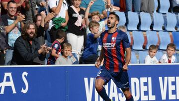 Lluis Sastre, jugador del Huesca, celebra un gol 