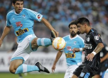 Racing le gana 2-0 sobre el final a Sporting en Lima