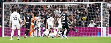 2-2. Jude Bellingham marca después de una triple ocasión. Gran parada de Dmitrovic a tiro del inglés, el rechace le llega a Brahim Díaz que remata, saca el balón bajo palos Renato Tapia, el esférico sale repelido del larguero y el dorsal 5 del Real Madrid firma el segundo con la derecha.