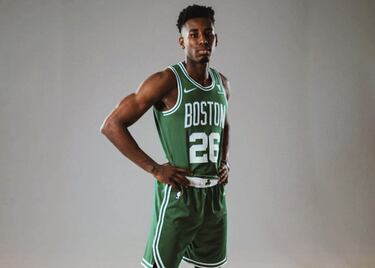 Triple y especialista. Son dos conceptos que casan muy bien para este alero y también para Brad Stevens y los Celtics. Y no es broma. Desde que hay registros (1992-93) en la NCAA solo dos jugadores han promediado por encima de los 20 puntos en una temporada con más del 50% desde el triple (mínimo 100 lanzamientos): Bill McCaffrey y él el pasado curso. Concretamente, su medias fueron 23 tantos con un 52% en más de 8 intentos por encuentro. Nada para un alero de rango ilimitado capaz de crearse sus propios tiros con dos o tres pasos. Además, puede contribuir con excelencia en la parte defensiva.