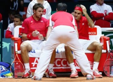 Stan Wawrinka y Roger Federer en el punto de dobles de la final de Copa Davis entre Francia y Suiza en Lille.