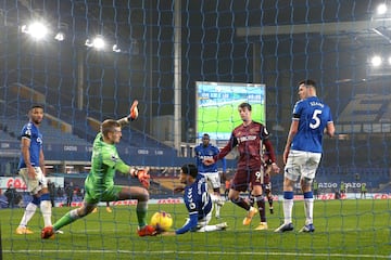 Leeds se llevó los tres puntos de Goodison Park gracias a un golazo de Raphinha en los últimos minutos. James jugó un gran primer tiempo en Everton. 