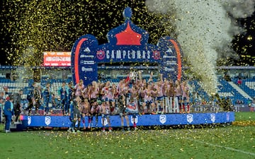 El Atlético de Madrid, campeonas de la Copa de la Reina tras ganar al Real Madrid en la tanda de penaltis.