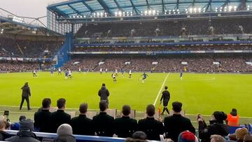 Críticas al dueño del Chelsea por permitir esto en pleno partido: la escena es surrealista
