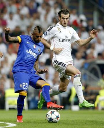 Gareth Bale lucha el balón con el chileno Arturo Vidal.