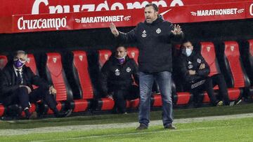 GRAF8919. SEVILLA, 19/12/2020.- El entrenador del Valladolid, Sergio González, durante el partido de Liga en Primera División ante el Sevilla que disputan esta noche en el estadio Sánchez Pizjuán. EFE/Jose Manuel Vidal