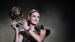 Alexia con el Balón de Oro.