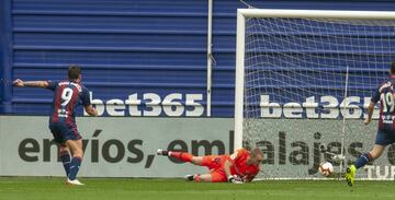 El jugador del Eibar Cucurella marca el 1-0 al Barcelona. 