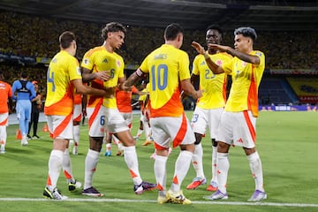 La Selección Colombia goleó 3-0 a Bolivia en el estadio Metropolitano y selló su paso a la Copa del Mundo 2026. Anotaron James, Jhon Córdoba y Juanfer Quintero.