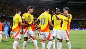 AME6310. BARRANQUILLA (COLOMBIA), 04/09/2025.- Jugadores de Colombia celebran un gol este jueves, durante un partido por las eliminatorias a la Copa Mundial 2026 entre Colombia y Bolivia en el estadio Metropolitano en Barranquilla (Colombia). EFE/ Mauricio Dueñas Castañeda