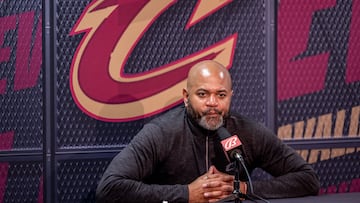 JB Bickerstaff, entrenador de Cleveland Cavaliers, en rueda de prensa.